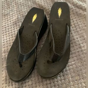 Volatile Wedge. Size 9.